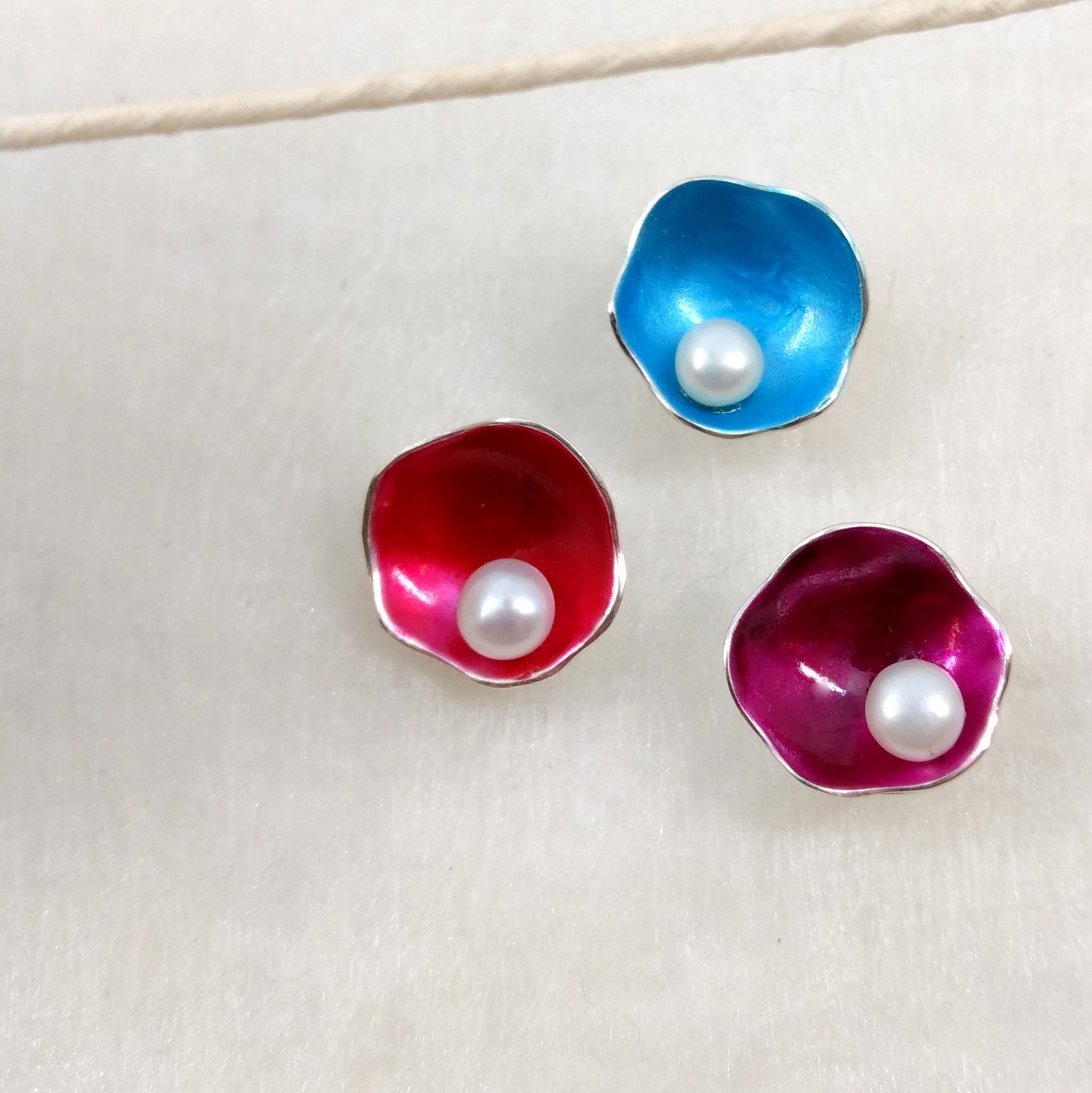 TiKiYa - Pendientes de botón en plata con esmalte y perla en varios colores