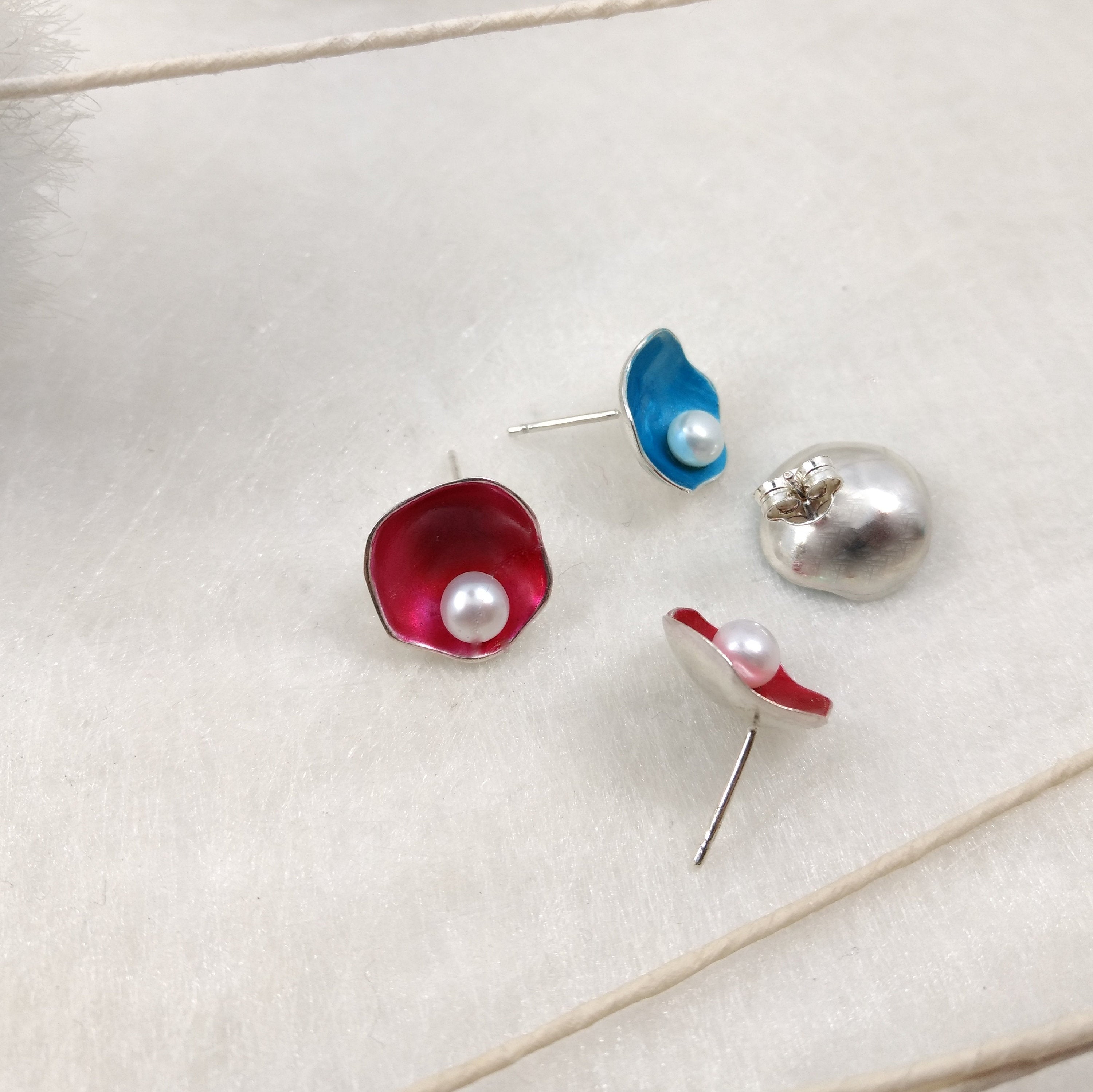 TiKiYa - Pendientes de botón en plata con esmalte y perla en varios colores