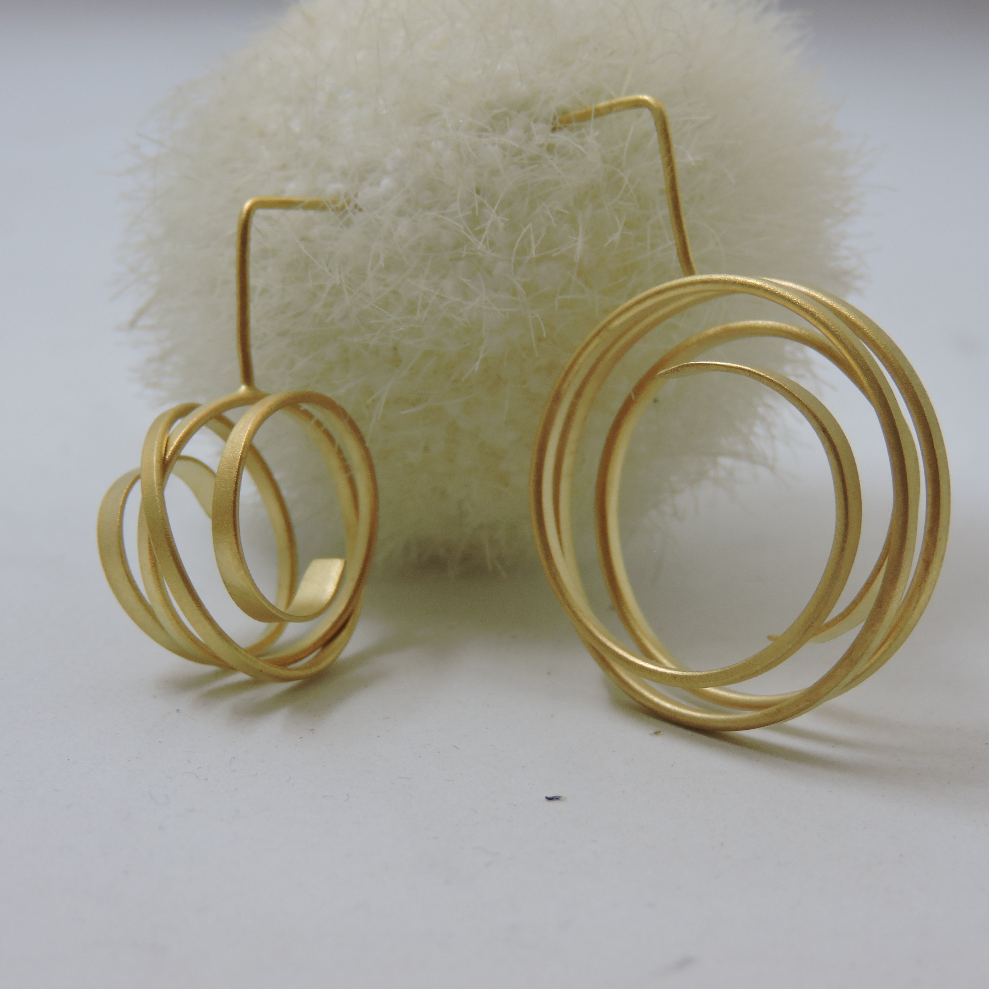 BouCharà - Pendientes de Plata chapada en Oro - Disponible en 3 tamaños