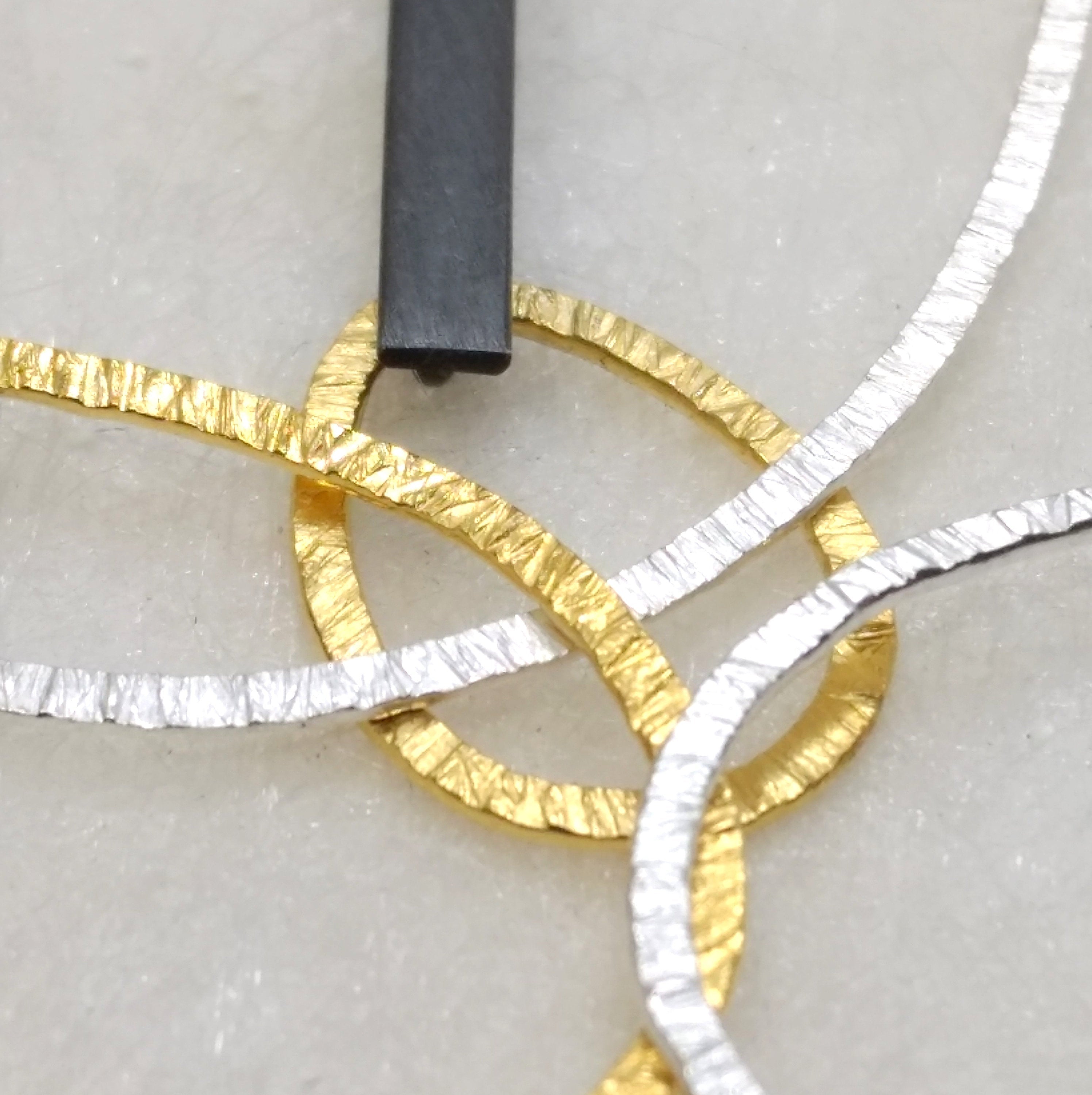 Ai-Ek - Pendientes plata pequeños con dos aros en las combinaciones plata / negro y oro / negro