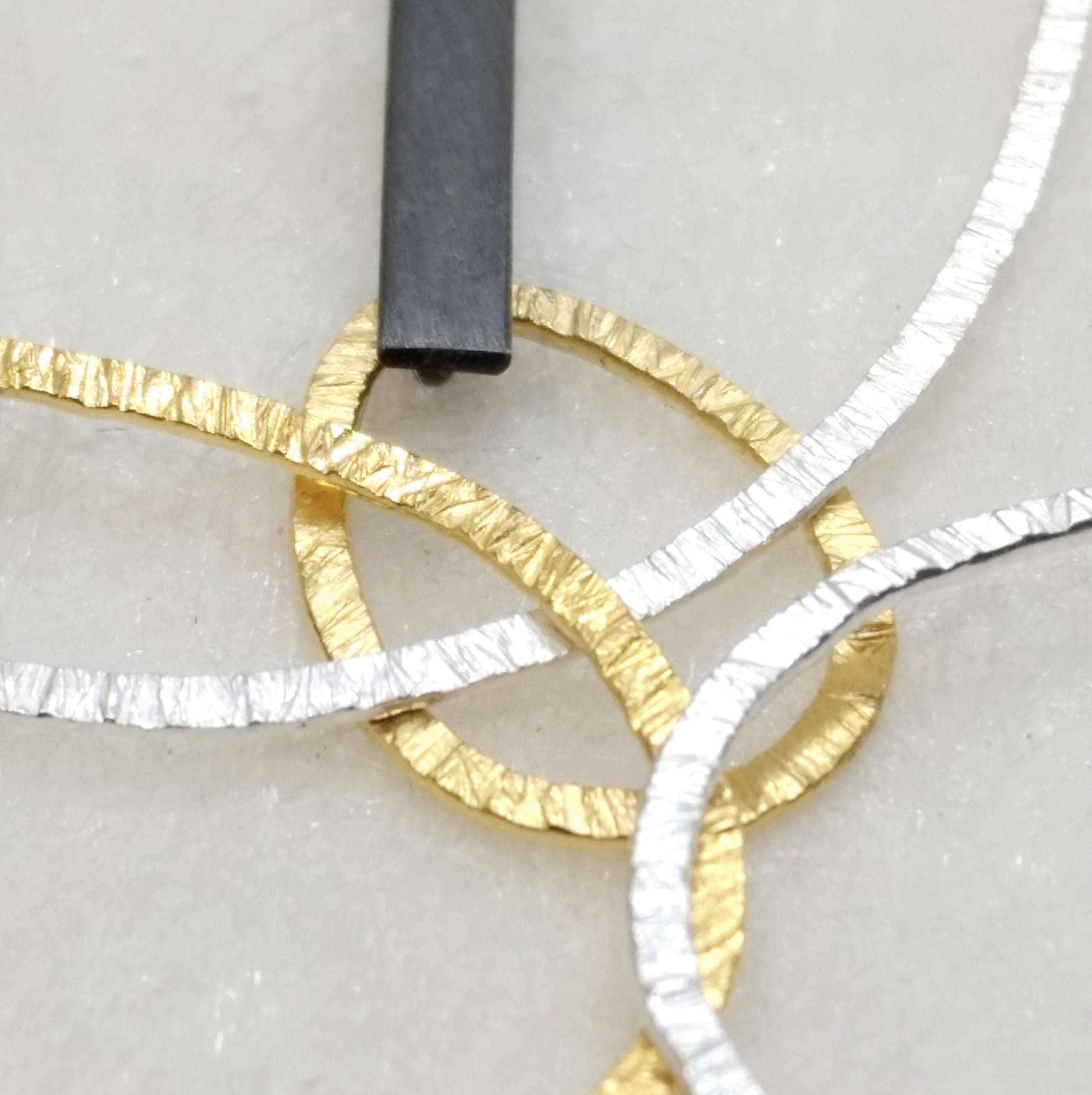 Ai-Ek - kleine Silberohrringe in eleganten schwarz-weiss oder  schwarz-gold Kombinationen